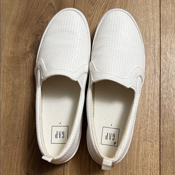 GAP Cream Slip-On Sneakers size 7 good condition - Picture 1 of 4